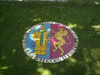 Universiteitszegel, aangelegd in de Middeleeuwse tuin van de universiteit