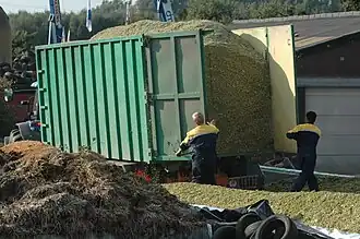 Figuur V: monocoque-kipper met wagondeur die men manueel moet opendraaien