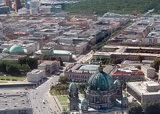 Unter den Linden gezien vanaf de Fernsehturm