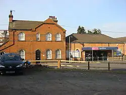 Het stationsgebouw uit 1885