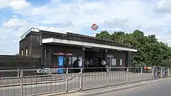Het stationsgebouw aan Upney Lane.