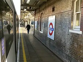 Het eilandperron met rechts het hek langs de zuidrand.