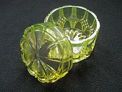 Uranium glas bij daglicht