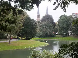 Antwerpse Stadspark, met de Sint-Jozefkerk op de achtergrond