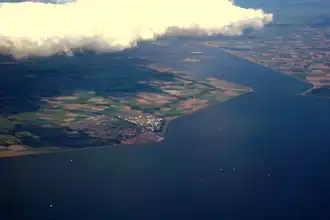 Luchtopname van Urk met linksonder op de foto het Urkerbos