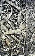 Nidhoggr knaagt aan Yggdrasil, staafkerk van Urnes