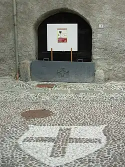 Vloedplank ter bescherming van een gebouw in Chiuro, Lombardije