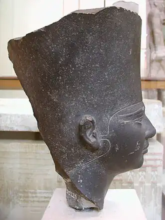 Hoofd van een beeld van grauwacke van farao Oeserkaf Egyptisch Museum