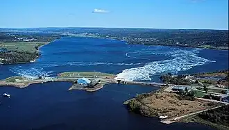 Luchtfoto dam en centrale, het water stroomt hier van open zee naar het bassin