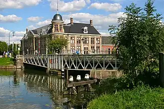 De Muntbrug met in de achtergrond het gebouw van de Koninklijke Nederlandse Munt.