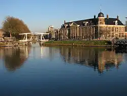De Abel Tasmanbrug en het gebouw van de Koninklijke Nederlandse Munt. Geheel rechts is nog net zichtbaar de Muntbrug over het Merwedekanaal.