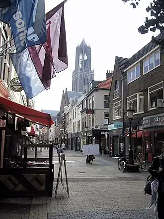 Steenweg met op de achtergrond de Domtoren