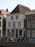 Huis, bestaande uit twee bouwlagen, een kelder en een kap met de nok loodrecht op de straat