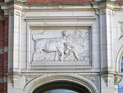 Detail luchtbrug met beeldhouwwerk De Kracht.