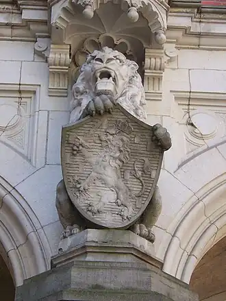 Detail luchtbrug van een beeldhouwwerk met het wapen van Nederland.
