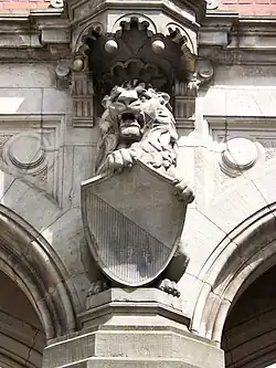 Detail luchtbrug van een beeldhouwwerk met het wapen van Utrecht.