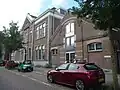 Schoolgebouw en gymnastieklokaal; oorspronkelijk basisschool van de 1ste soort