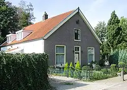 Voormalige dienstwoning voor beheerder van begraafplaats (in ca. 2005 gerenoveerd).