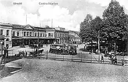 Motorwagen 27 op lijn 1 van de Gemeentetram Utrecht (GTU) op het Stationsplein te Utrecht met de voorgevel van het Centraal Station; circa 1910. Collectie van het Utrechts Archief.