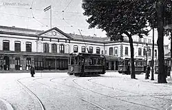 Motorwagen 31 op lijn 2 van de Gemeentetram Utrecht (GTU) op het Stationsplein te Utrecht met de voorgevel van het Centraal Station; circa 1910. Collectie van het Utrechts Archief.