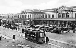 Motorwagen 9 op lijn 1 van de Gemeentetram Utrecht (GTU) op het Stationsplein te Utrecht met de voorgevel van het Centraal Station; circa 1925. Collectie van het Utrechts Archief.