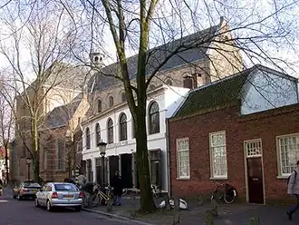 Pieterskerkhof met de Pieterskerk
