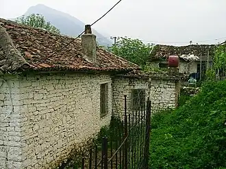 Huisjes binnen de oude vestingmuren van Pasja's fort