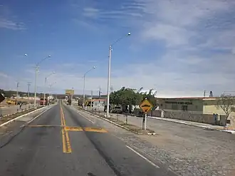 De hoofdweg PB-233 in Várzea