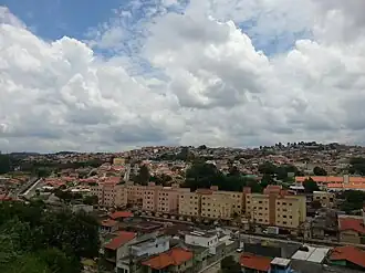 Uitzicht op de hoofdstraat Av. do Pinheirinho in Várzea Paulista