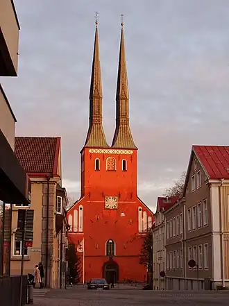 Vierkantige, ingesnoerde naalden op de Lutheraanse Dom van Växjö, Zweden