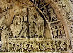 In de bovenste cassette, de Byzantijnen. In de onderste cassette, de Armeniërs. In de medaillons van de boog : de Schorpioen, een boer die een varken doodt, de Boogschutter. Op de latei onbekende volkeren: van rechts naar links, de Panotti, de Pygmeeën waarvan er één een trap gebruikt om een paard te bestijgen, de Macrobiërs uit Ethiopië (volk van reuzen).