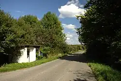 Bushalte nabij het dorp (2014)