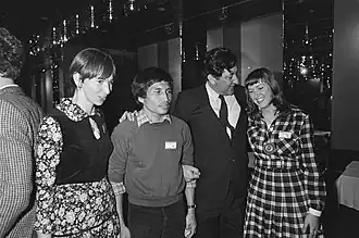 Marianne Kortekaas (links), Soedjeman Dipowidjojo en Joke van Rijswijk met Gerard Wallis de Vries (1981)