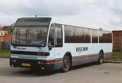 ​ ​ ​ Lichtblauwe basis met donkerblauwe schotplaten geschetst door een rode lijn. Op de foto een Den Oudsten Alliance in FRAM kleurstelling met VEONN opschriften.