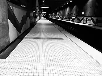 de betegeling op de vloer van het perron toont de perspectiefversterking