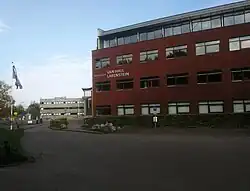 Schoolgebouw en oplaadpunt op de VHL-locatie in Leeuwarden