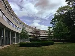 De galerij van het schoolgebouw van de VHL-locatie in Velp