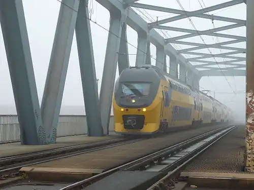 Trein passeert de IJsselspoorbrug