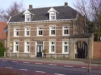 Monumentaal historisch pand anno 1771 aan de Hoofdstraat, momenteel in gebruik als Bed and Breakfast.
