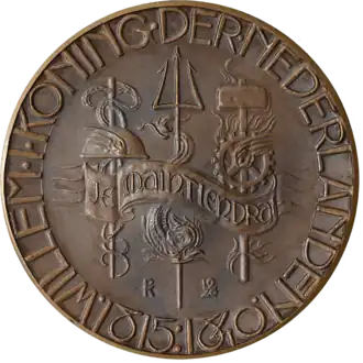 Keerzijde van de penning ter herinnering aan koning Willem I (1928), met symbolen voor handel, scheepvaart en nijverheid en linksonder de gecombineerde letters PK voor de Vereniging. Ontwerp: Huib Luns.