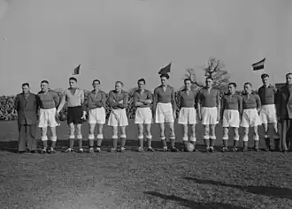 Aanvoerder De Vries (2e van links) met VSV voor kampioensduel 23 januari 1949.