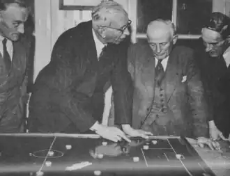 Mundt, uiterst rechts, als lid van de keuzecommissie voor het Nederlands elftal in 1930