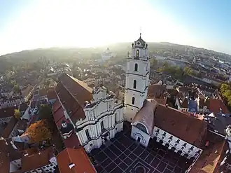 De faculteiten Rechtsgeleerdheid, Communicatie, Economie en Natuurkunde in de campus Saulėtekis