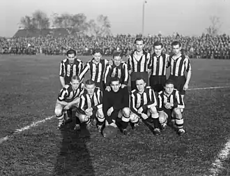 Sijbers, staand 2e van links, met VVV in november 1948.