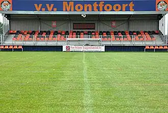 Tribune, gezien vanaf de middenstip