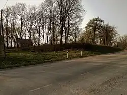 De Tugimaantee 70 loopt langs de plaats waar het slot gestaan heeft