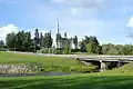 De kerk in het landschap. Op de voorgrond de Tugimaantee 52 en een brug over de Tarvastu
