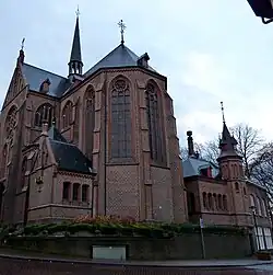 Apsiszijde en voormalige pastorie