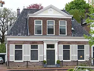Huis van het Asser type met fronton