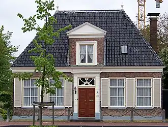 Huis van het Asser type met kleine bakstenen dakkapel met fronton